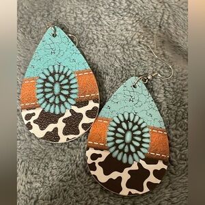 🐮🐮🐮3for12$🐮🐮🐮Teardrop dangle earrings. Bundle for discount.